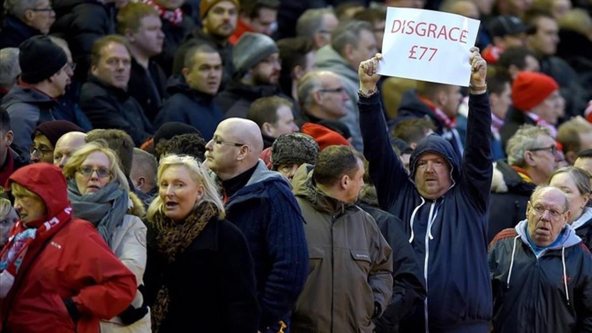 Aficionados del Liverpool abandonan el estadio como protesta por los precios