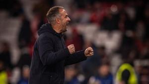 Flick festeja el gold e Raphinha al Benfica en el duelo europeo en el Estadio Da Luz de Lisboa.