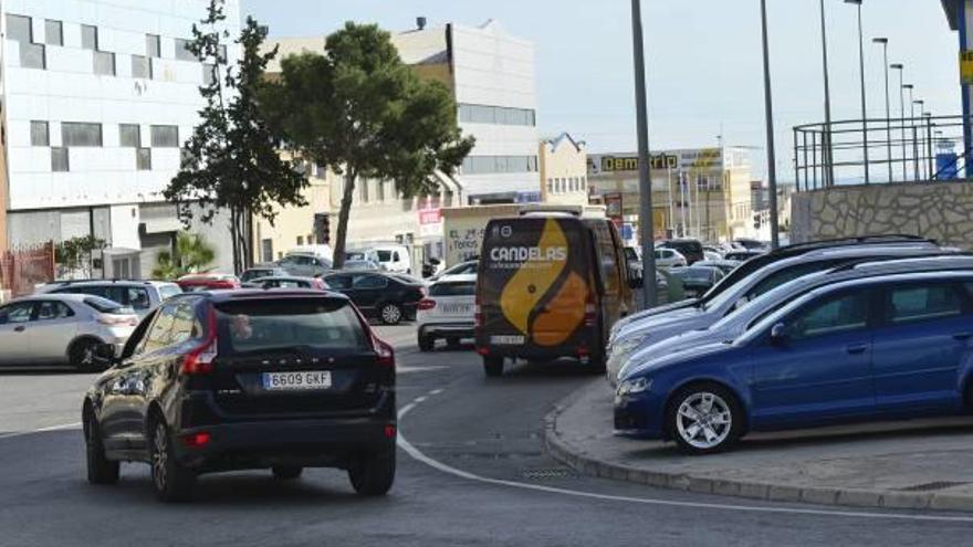 Una calle del polígono de Carrús llena de vehículos estacionados.