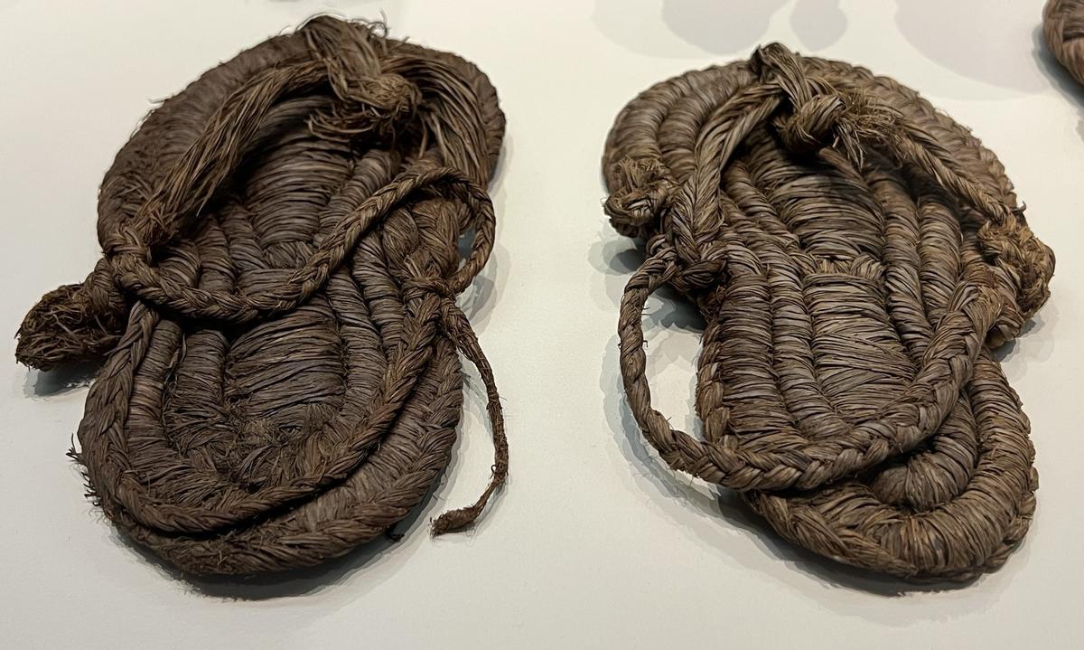 Las sandalias fueron elaboradas con fibras vegetales de esparto