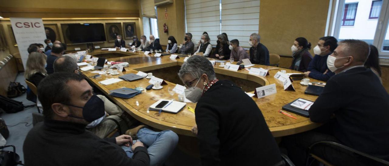 Los investigadores, en el salón de juntas de la Cámara de Comercio de Oviedo, donde reciben la formación. | M. López