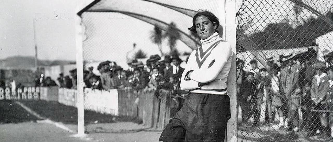 Irene González de portera, en el estadio de Riazor (1925).