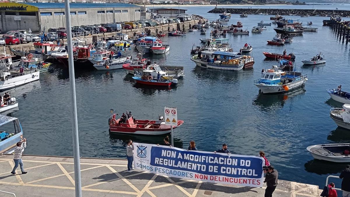 Pancarta y barcos en la protesta de Cangas, con el patrón mayor (izquierda), animando.   Gonzalo Núñez.jpg