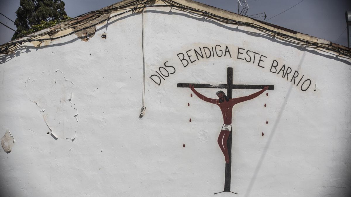 Fachada de una casa en el barrio del Cementerio en Alicante