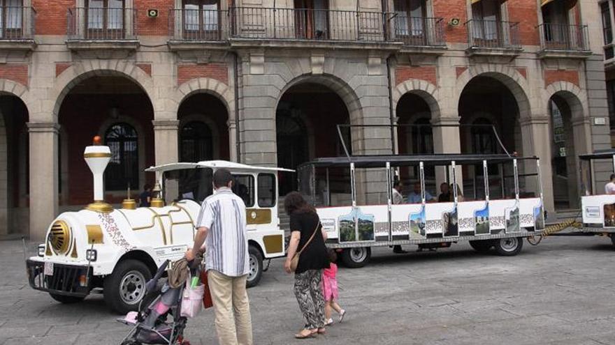 El nuevo tren turístico se complementará con una visita guiada a la Catedral