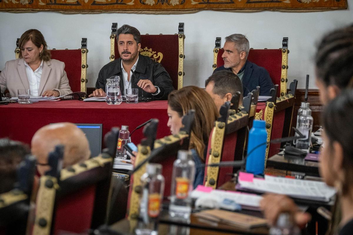 El alcalde y el interventor, durante un pleno.