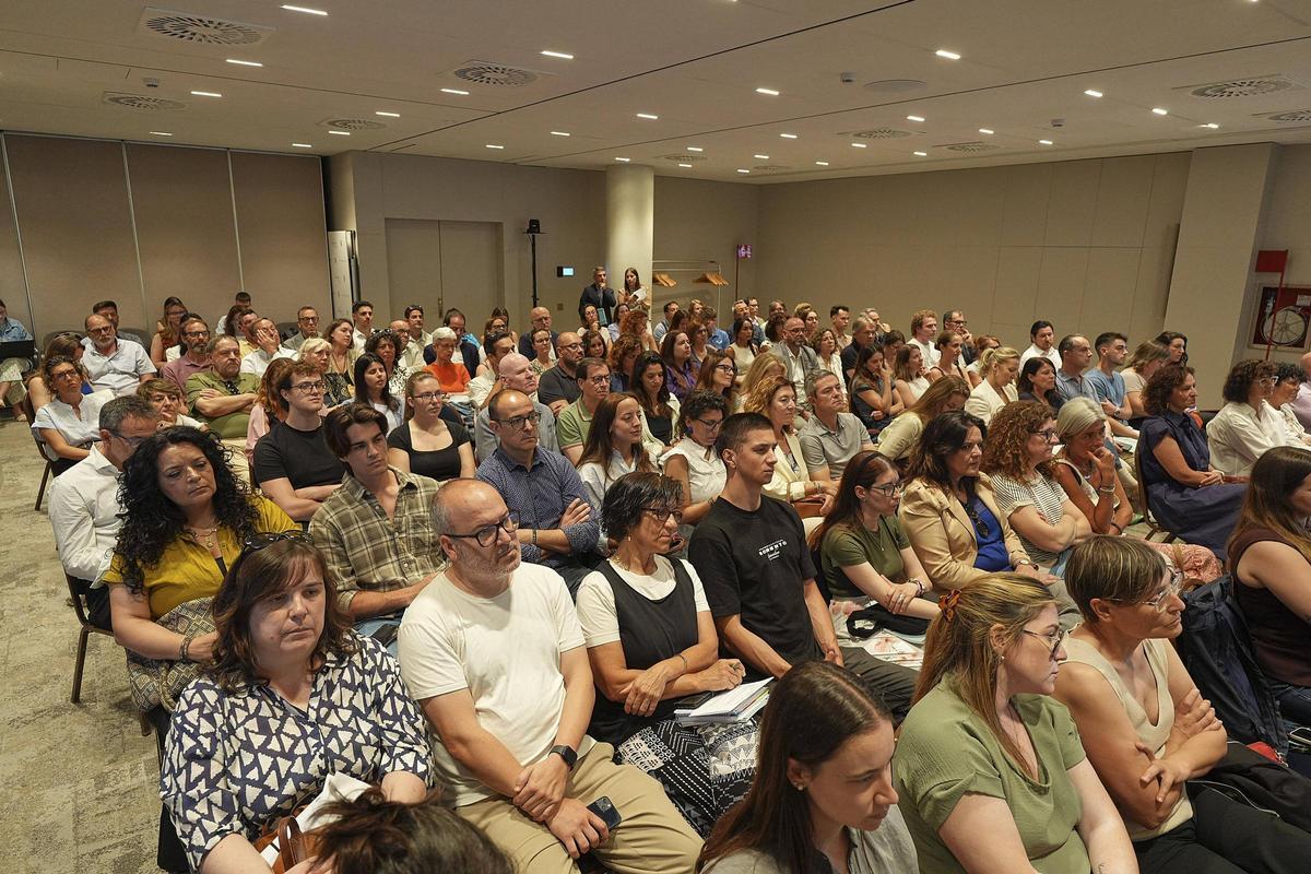 Prop de 200 persones van assistir a la taula rodona a l'Hotel Carlemany
