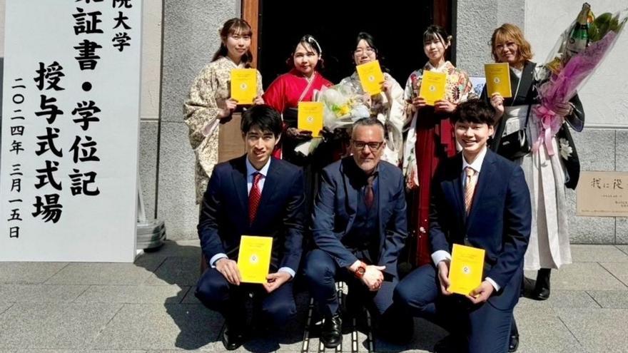 El profesor Abel Álvarez con sus alumnos del Seminario de Estudios Hispánicos, en el acto de graduación del pasado viernes.