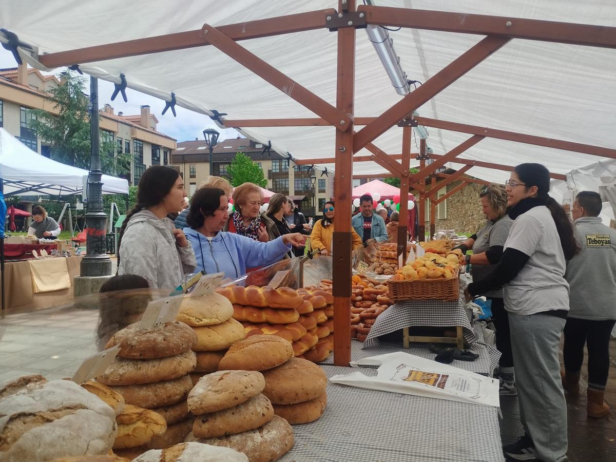 El Mercado Tradicional de San Isidro, de bote en bote, en imágenes