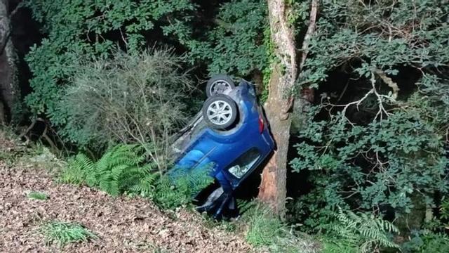 Coche accidentado, empotrado contra un árbol