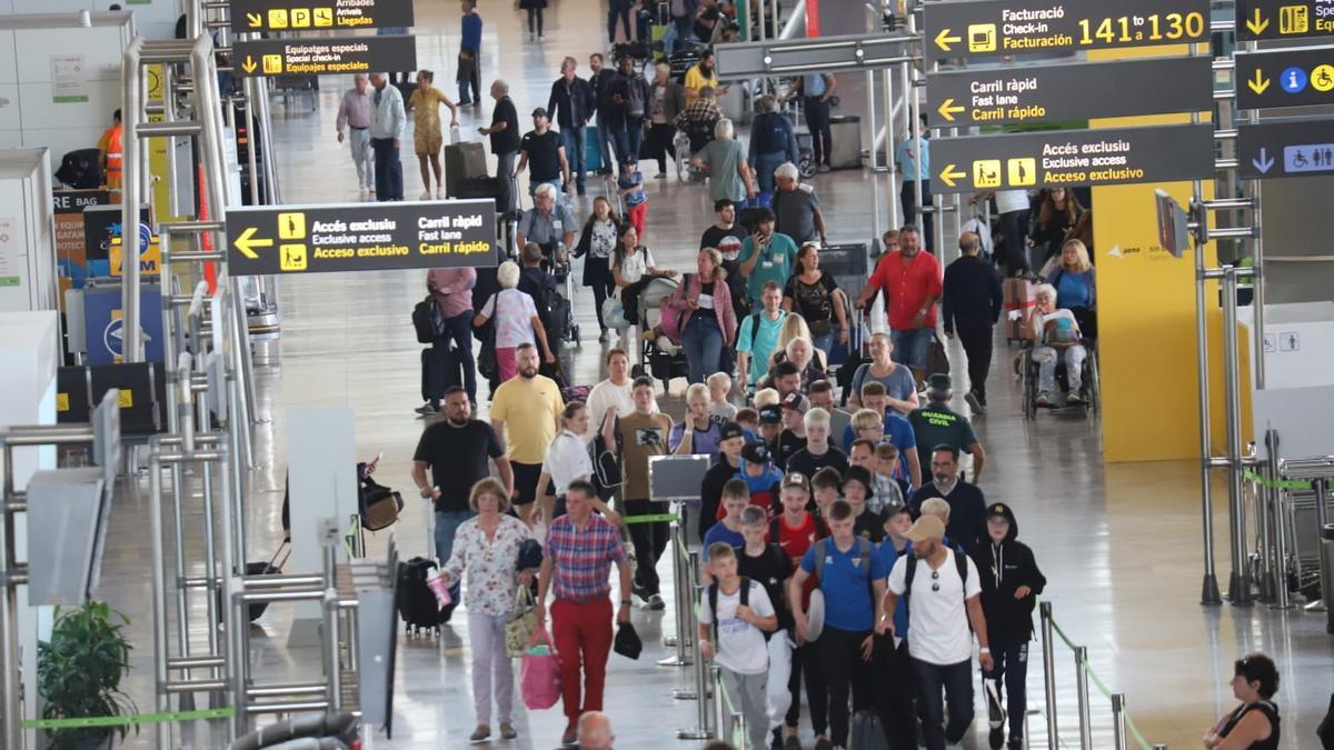 Las imágenes de pasajeros en el aeropuerto este octubre no difieren de las del verano