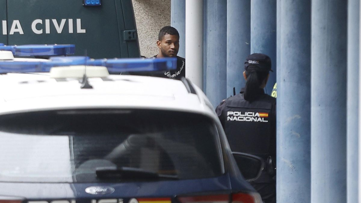 Uno de los arrestados, pasando a disposición judicial el pasado viernes