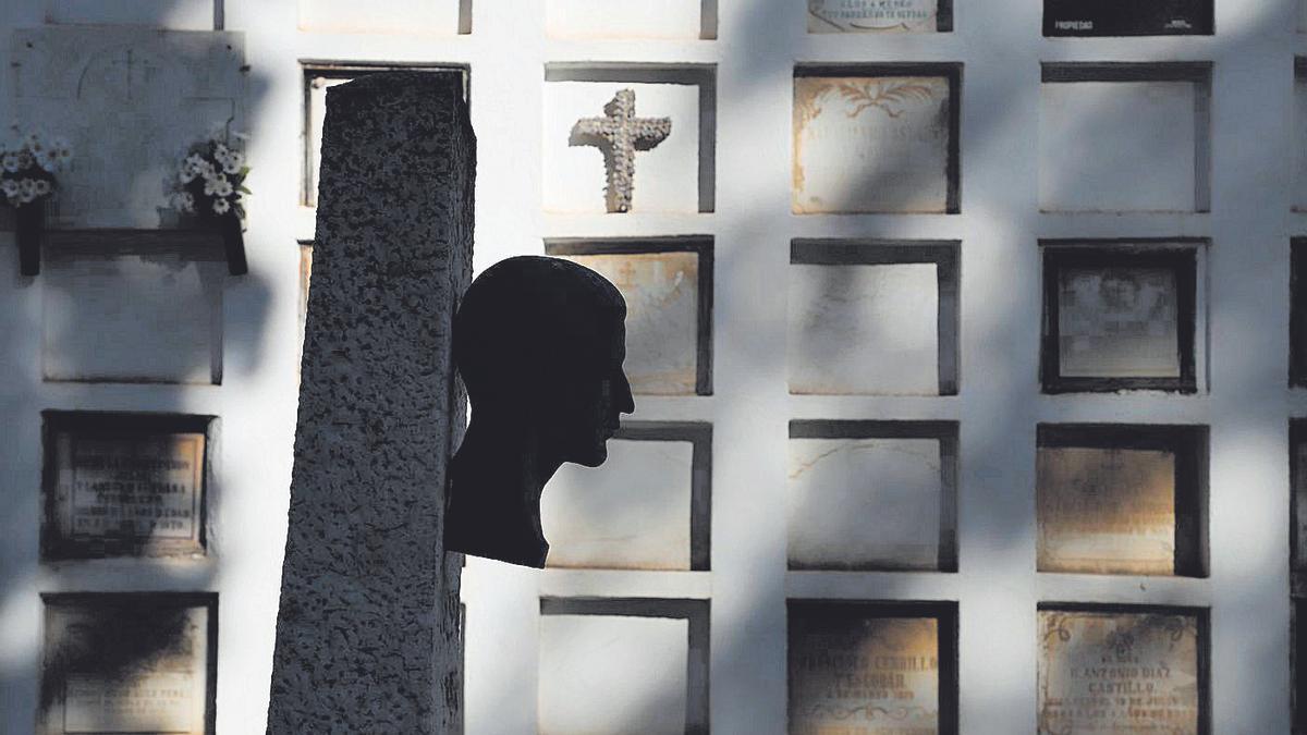 Contraluz del busto de la tumba de Calerito, en el cementerio San Rafael.