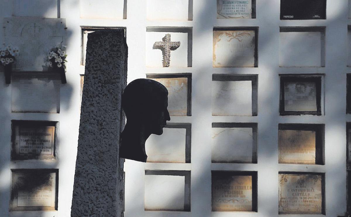 Contraluz del busto de la tumba de Calerito, en el cementerio San Rafael.