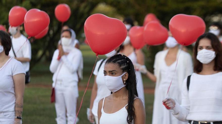 Un grupo de artistas presentan el performance &quot;Quien se fue es el amor de alguien&quot;, en honor a las víctimas del covid19, en Brasilia