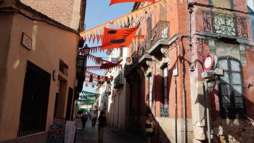 Las calles de la Rúa de los Francos engalanadas para el Mercado Medieval que se celebrará este fin de semana.