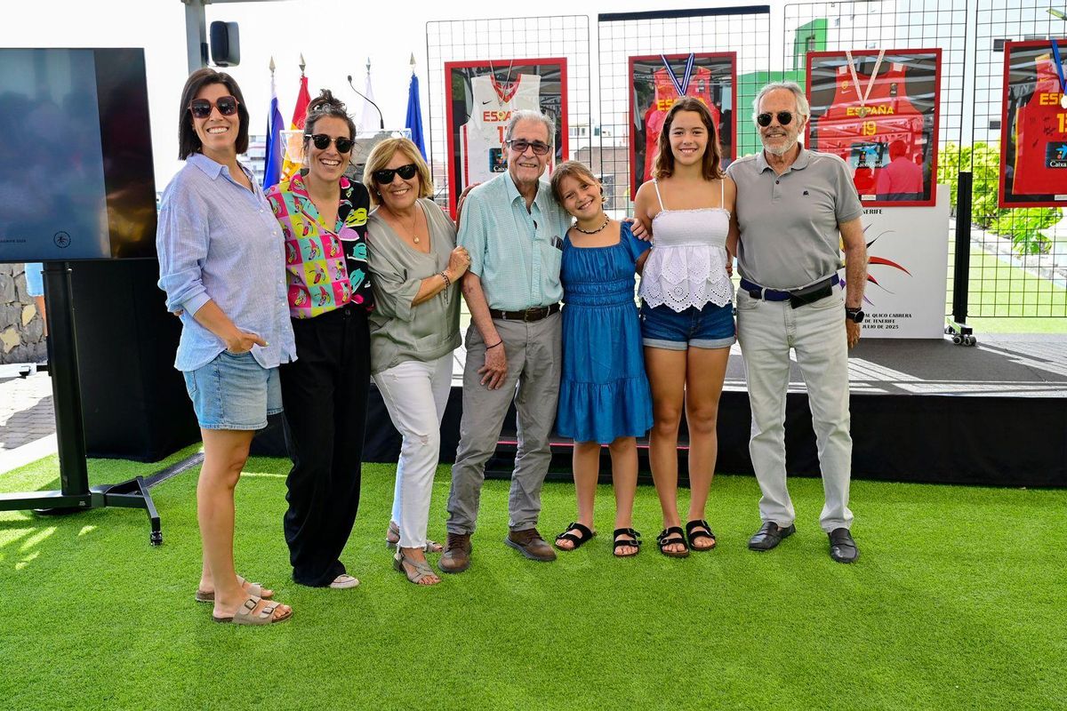 Paco Apeles, junto a sus familiares tras el acto.