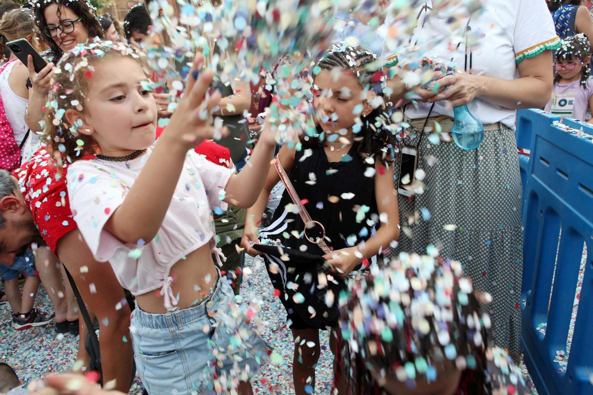 Pluja de confeti a la Festa Major Infantil de Sant Joan de Vilatorrada