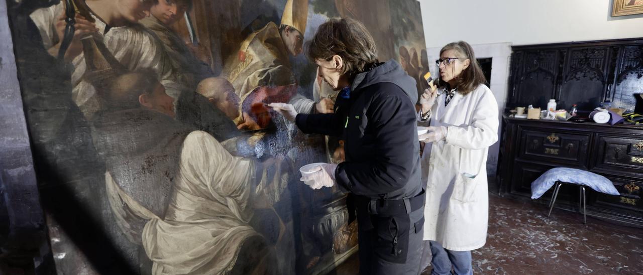 Natalia Díaz-Ordóñez, junto a Guadalupe Orlando, durante las labores de restauración.