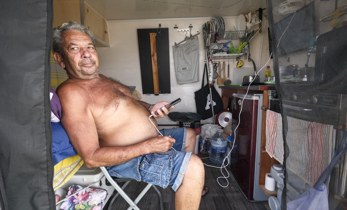 Alfonso Umpiérrez descansando en su furgón frigorífico camperizado.