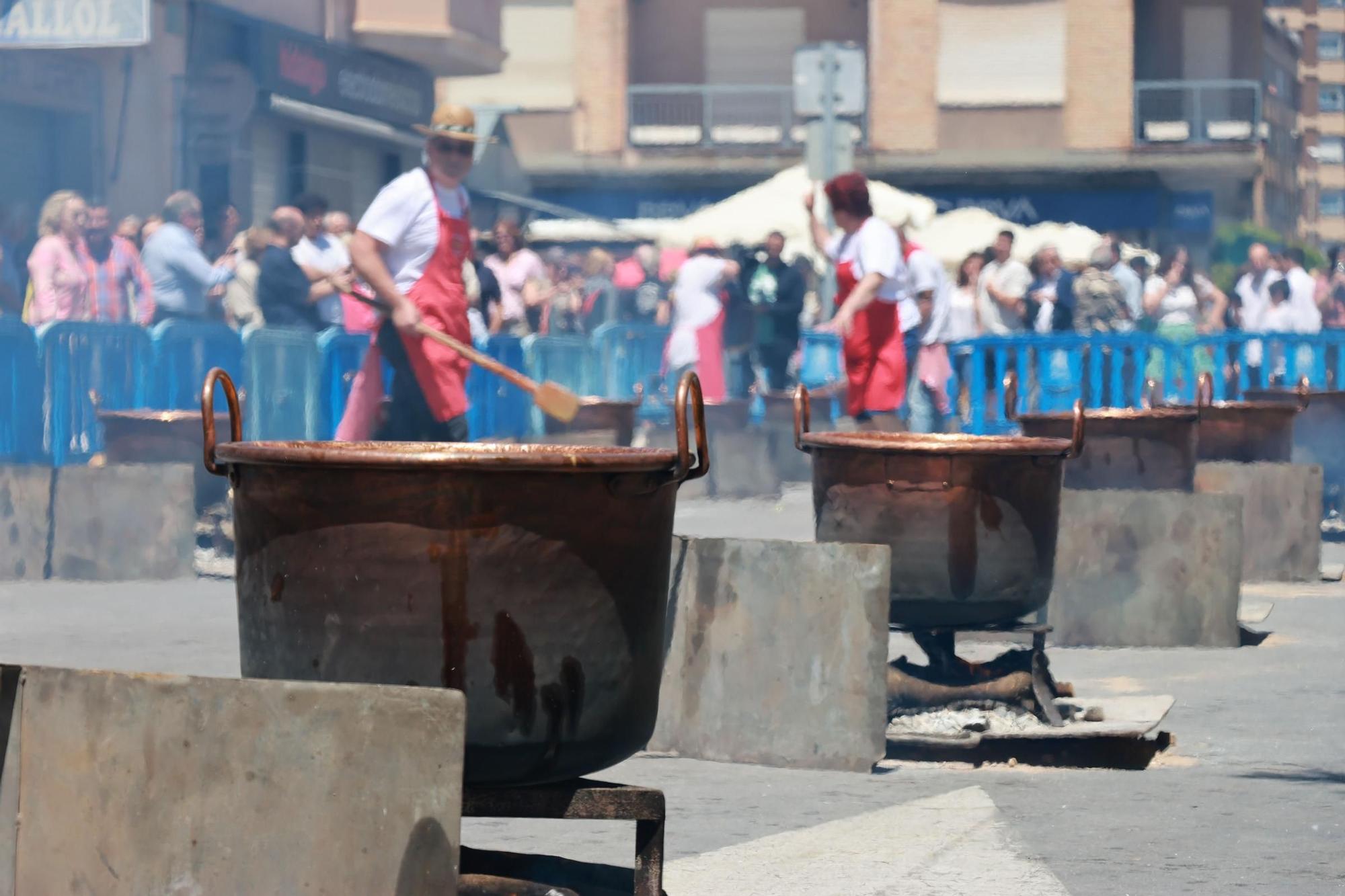 Galería del reparto de arroz de les 'calderes' en el día grande de las fiestas de Almassora