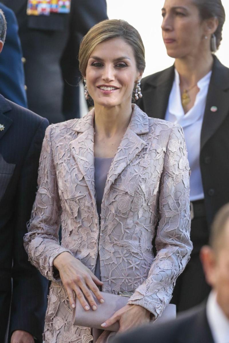 Doña Letizia, en tonos ciruela, en Oporto