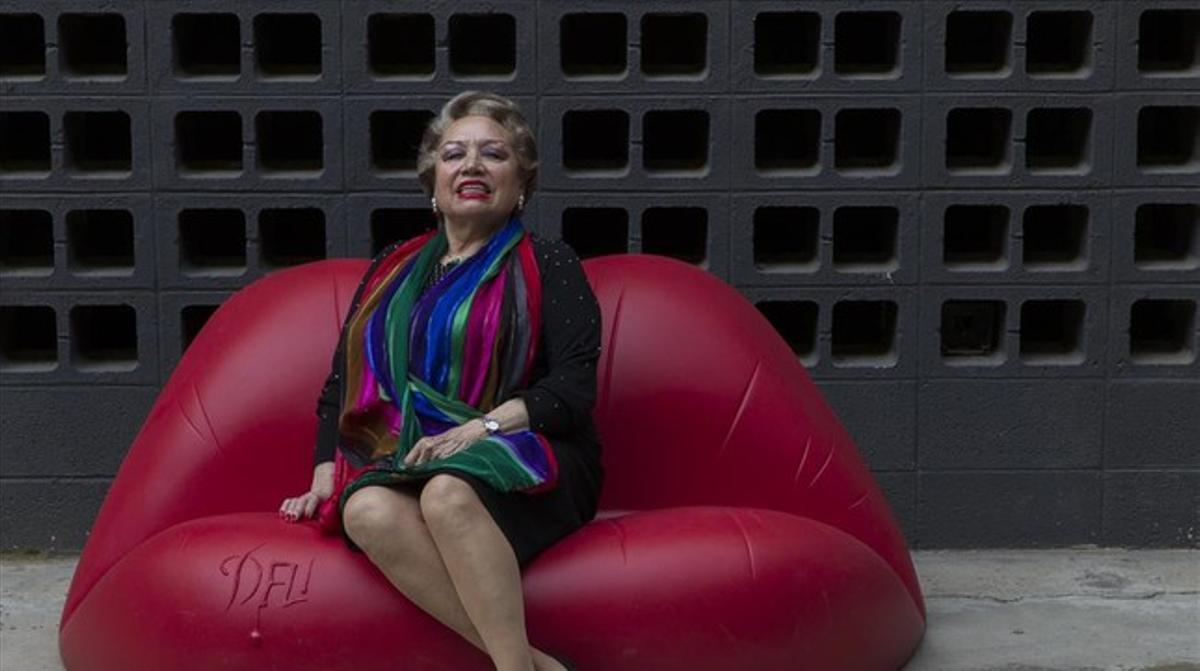 Maruja Garrido, asseguda en un sofà molt dalinià. Maruja Garrido, asseguda en un sofà molt dalinià.