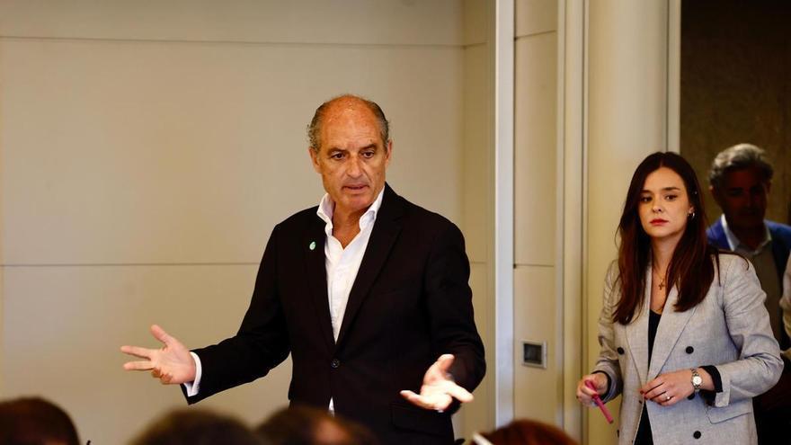 Camps culmina su órdago a Llorca con 300 avales