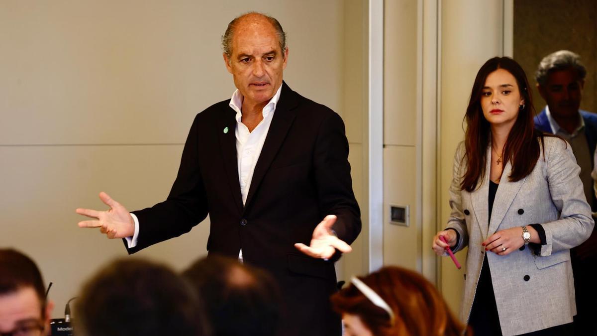 Camps culmina su órdago a Llorca con 300 avales