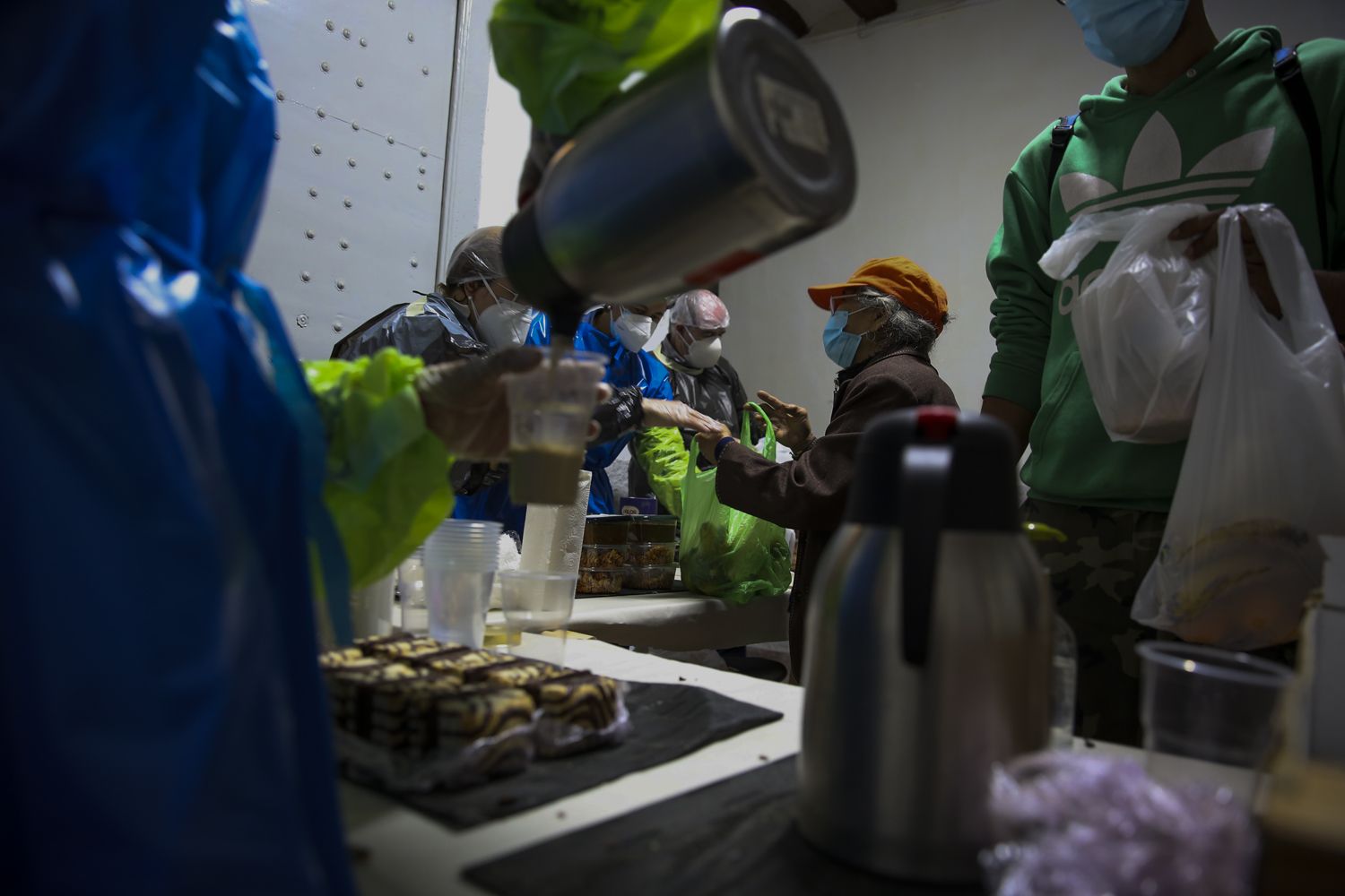 Entrega de alimentos en el convento de las Monjas de la Sangre