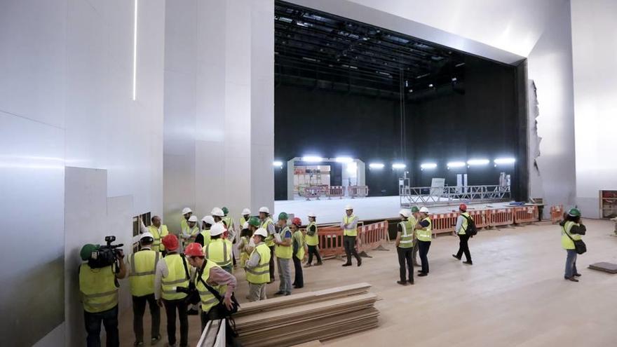 Ciudadanos visitando las obras del palacio y del hotel.