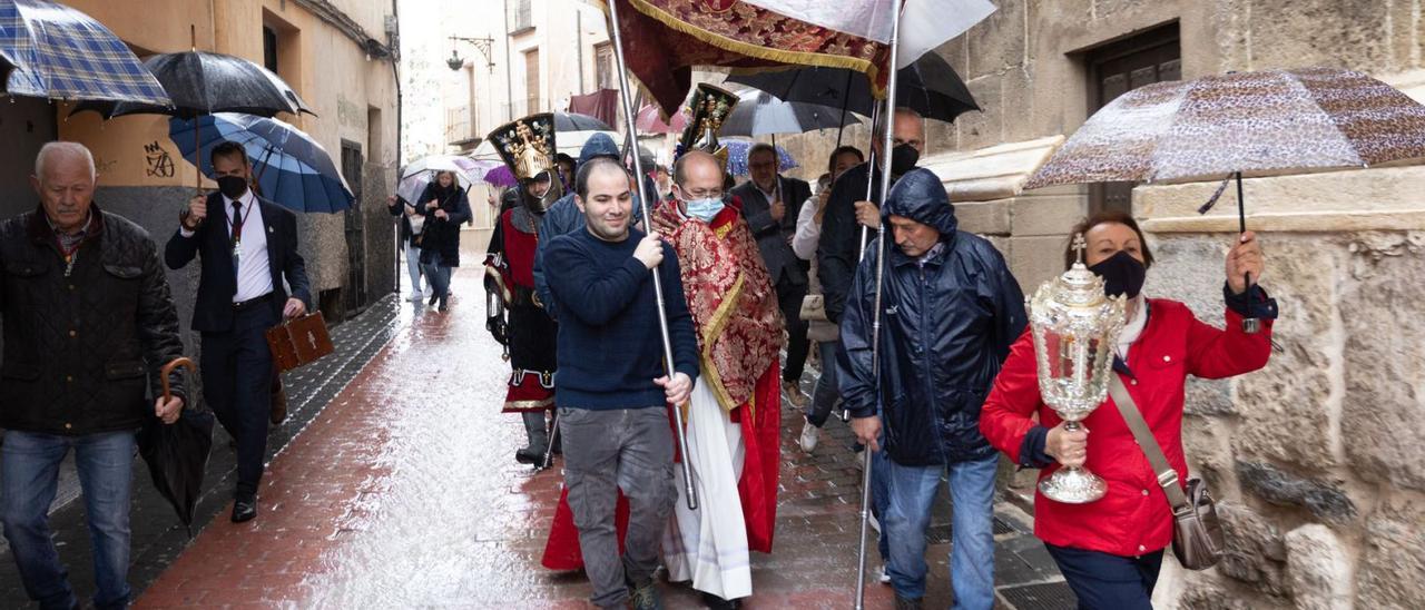 La Vera Cruz de Caravaca salió ayer a las calles de la ciudad para visitar casa por casa a sus vecinos. | ENRIQUE SOLER