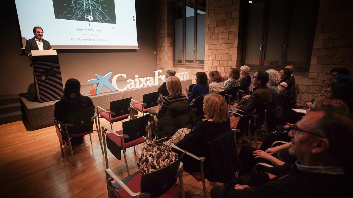 José-Manuel Rey Simó, en l'inici del cicle de conferències sobre la felicitat, al CaixaForum.