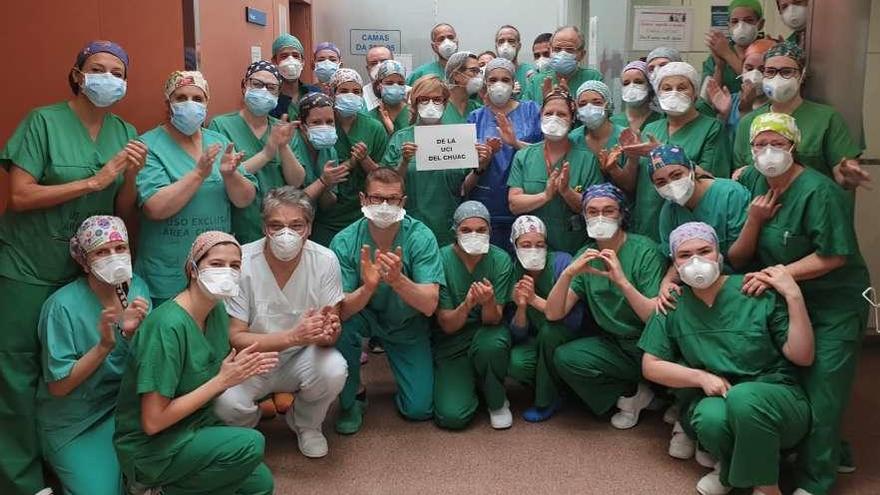 Personal de la UCI del Chuac aplaude a enfermeras, auxiliares, celadores y limpiadoras por su trabajo en la pandemia.