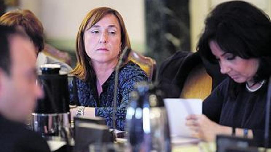 Las socialistas Margarita Vega y Paloma Sainz, durante la sesión.