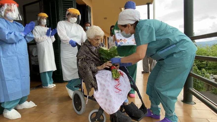 Lucía Blanco, de 106 años, fue despedida con flores y aplausos. // FdV