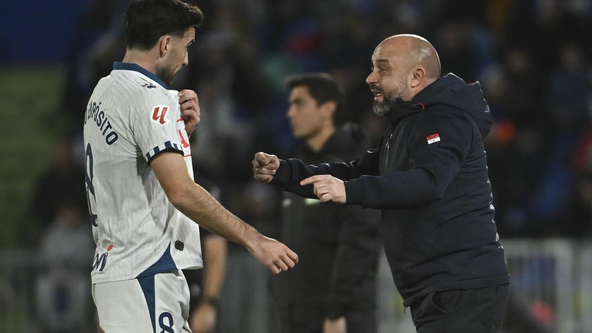 Manolo González dando instrucciones a Edu Expósito