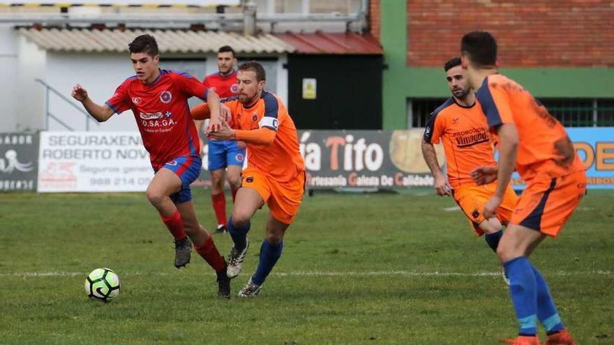 El ourensanista Adrián Presas recibe el agarrón de un rival, ayer en O Couto. // Jesús Regal