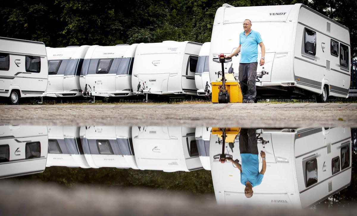 Almere (Netherlands), 18/06/2020.- Caravans in a shop in Almere, The Netherlands, 18 June 2020. Sales of caravans and motorhomes has increased due to the coronavirus. Fewer people are flying abroad and more people are looking for a place at a Dutch campsite. (Países Bajos; Holanda) EFE/EPA/KOEN VAN WEEL / FOTOTECAEFE. FDV. FOTO DE RECURSO. TURISMO. CARAVANAS. AUTOCARAVANAS.