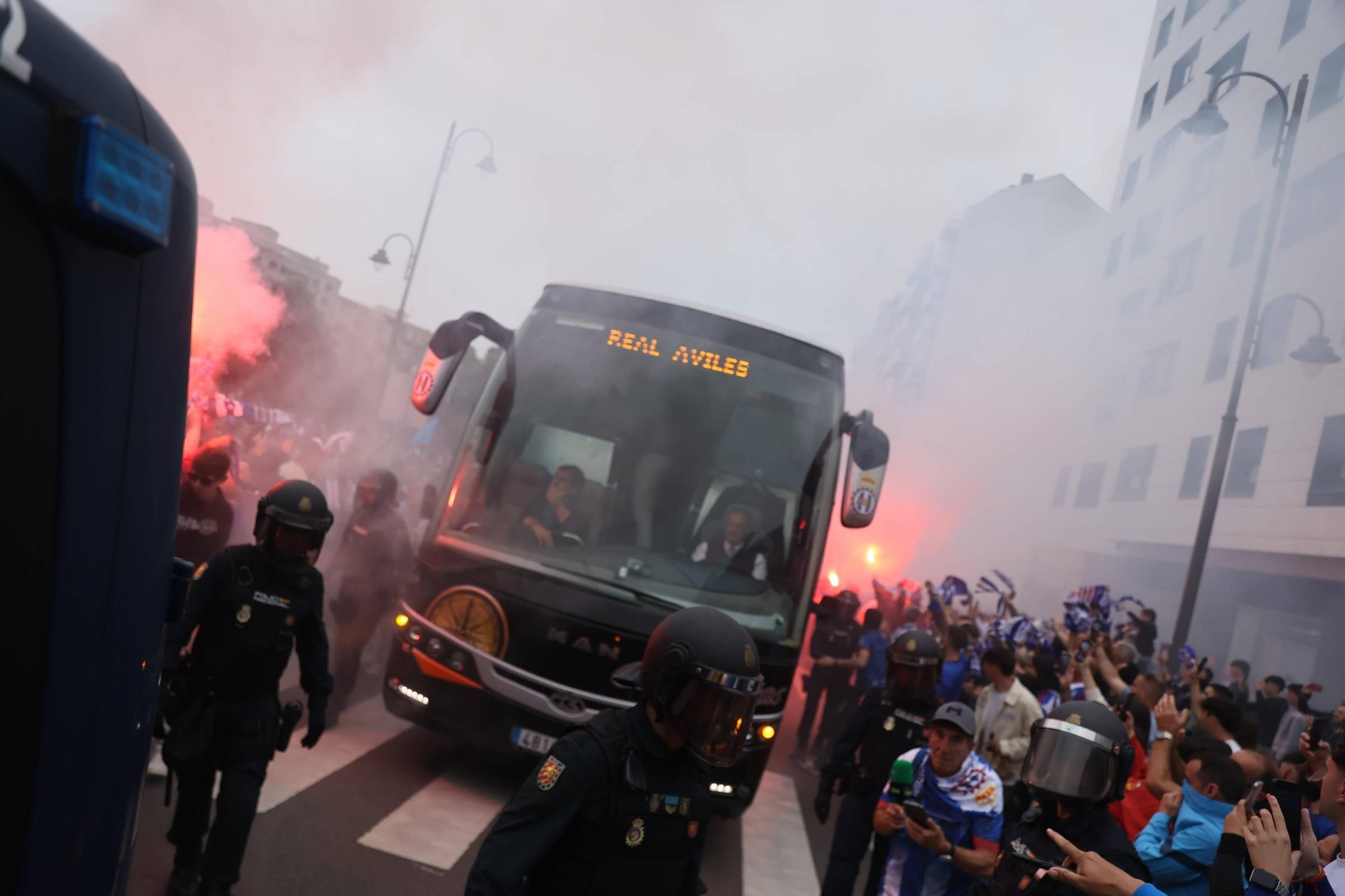 EN IMÁGENES: Avilés se tiñe de blanquiazul para la final por el ascenso ante el Rayo Majadahonda