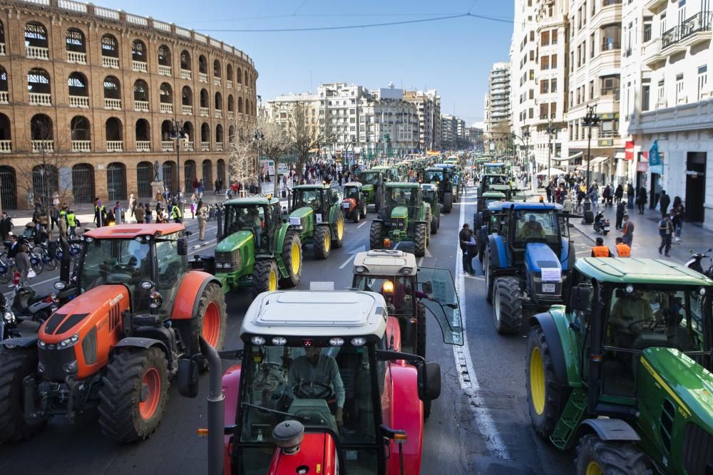 FOTOS: La tractorada de los agricultores toma València