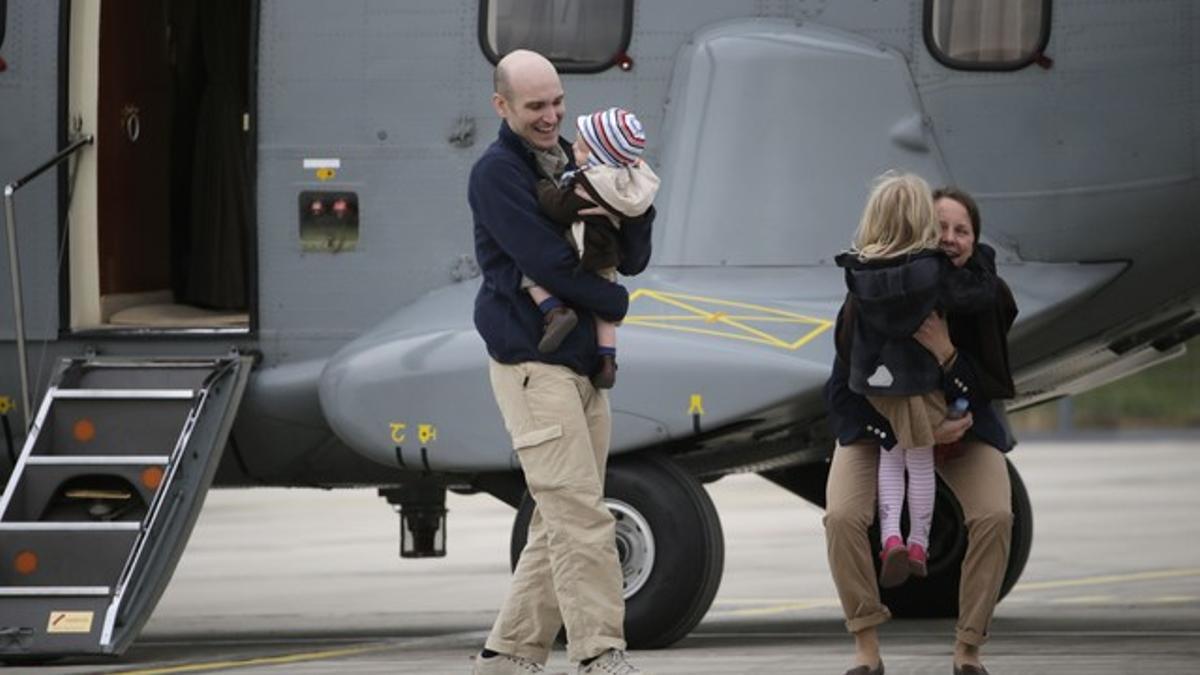 Nicolas Henin es recibido por su familia en la base aérea Villacoublay.