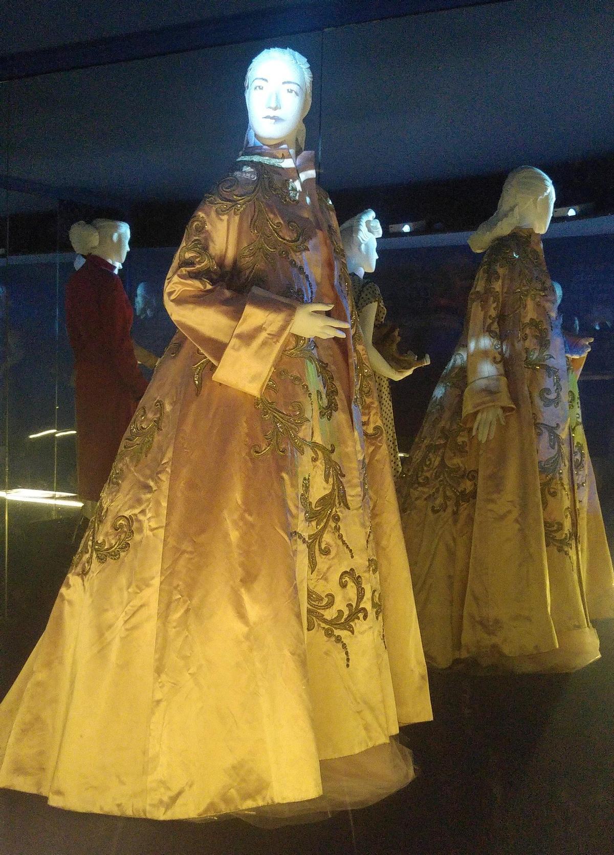 Vestido con capa de Dior que Eva Perón lució en una de las galas del Teatro Colón.