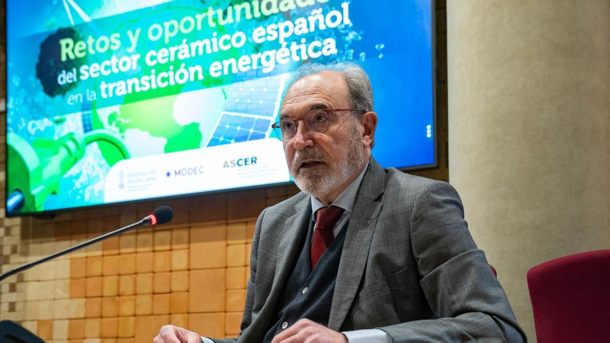 El presidente de Ascer, Vicente Nomdedeu, en el transcurso de la jornada sobre la transición energética.