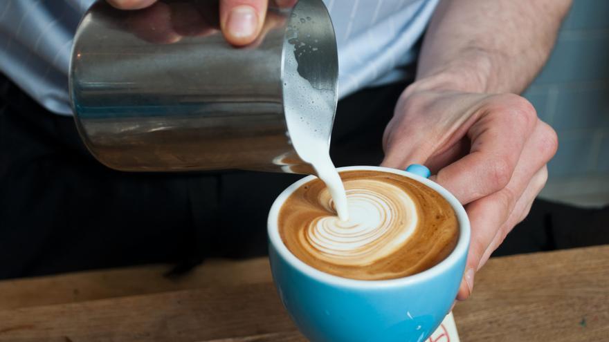Mejora tus cafés con este sencillo truco viral en redes sociales