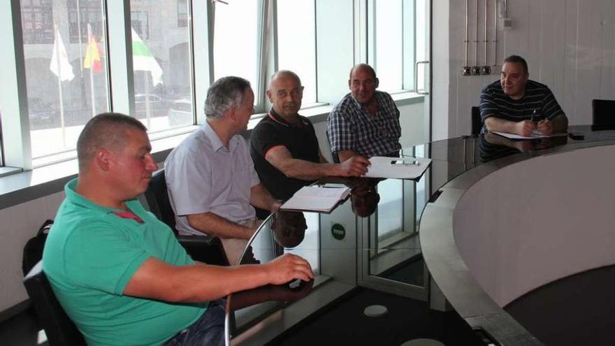 Hermida, en el centro, junto a representantes de los cazadores y de Unións Agrarias.