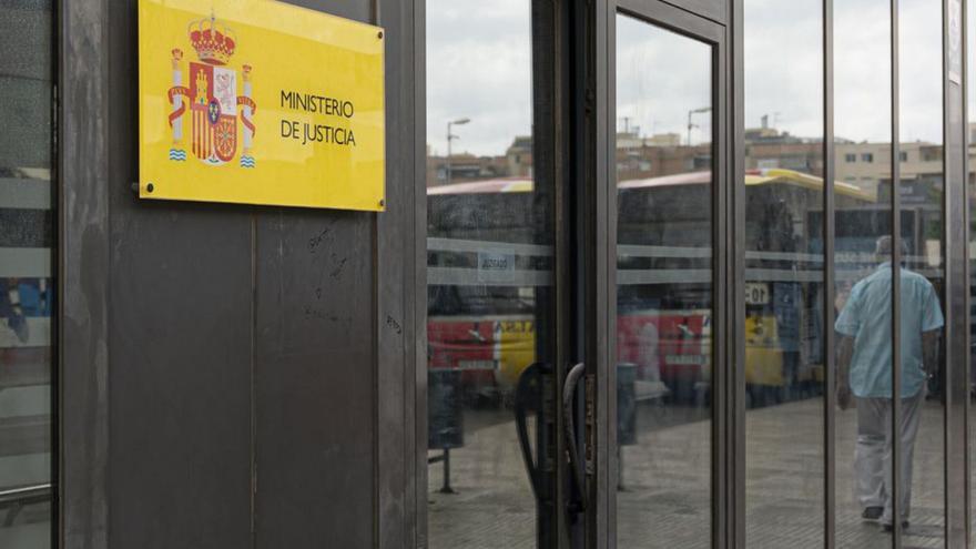 Vista de la entrada de los juzgados en el edificio Cetis.