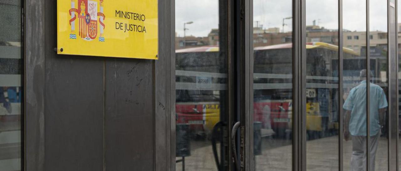 Vista de la entrada de los juzgados en el edificio Cetis.