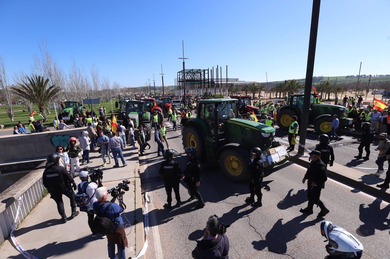 Tensión en El Arenal ante el intento de los tractores de entrar en Córdoba