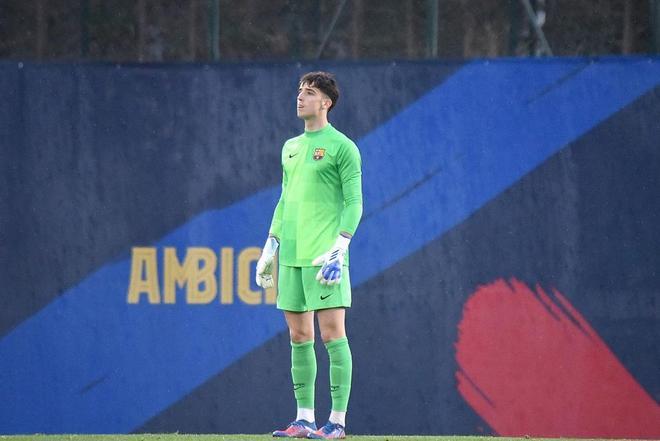 Ander Astralaga (03/03/2004) - Portero: Guardameta muy completo que ya ha debutado con el Barça B. Xavi lo ha subido en varias ocasiones en los entrenamientos del primer equipo